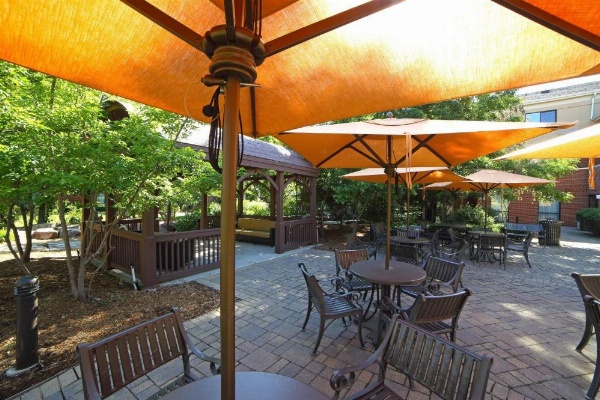 Courtyard by Marriott Hamilton image 10