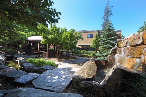 Courtyard by Marriott Hamilton image 11