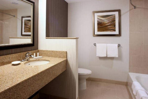 Courtyard by Marriott Hamilton image 14
