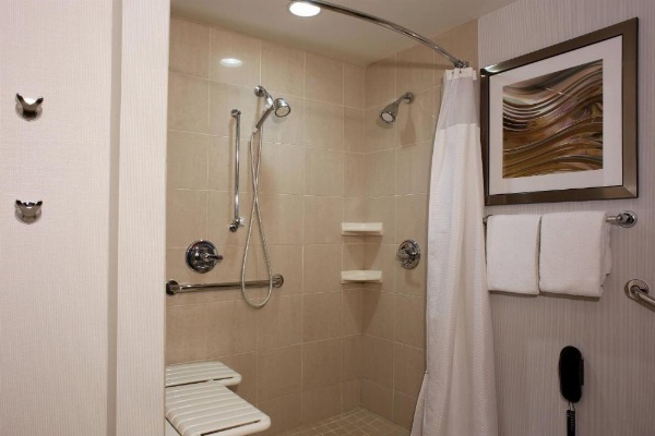 Courtyard by Marriott Hamilton image 18