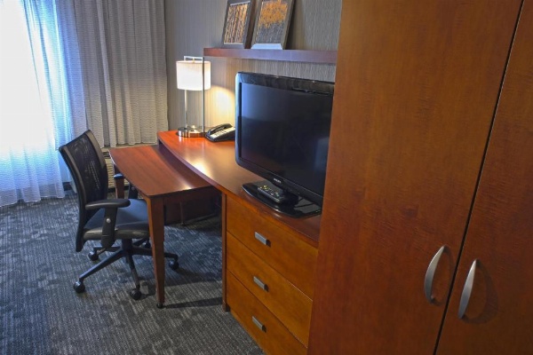 Courtyard by Marriott Hamilton image 19