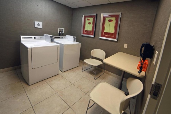 Courtyard by Marriott Hamilton image 20